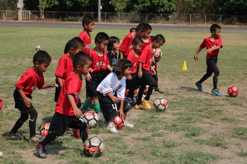 写真：サッカーをする子どもたち