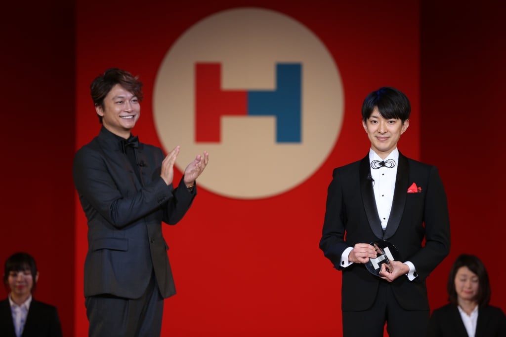 写真：「HEROs AWARD 2017」を受賞し、タレントの香取慎吾さんから拍手を送られ、微笑む澤田さん