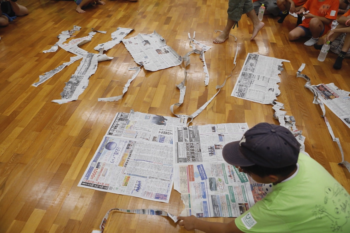 写真：新聞紙ちぎりに夢中になって取り組む子ども