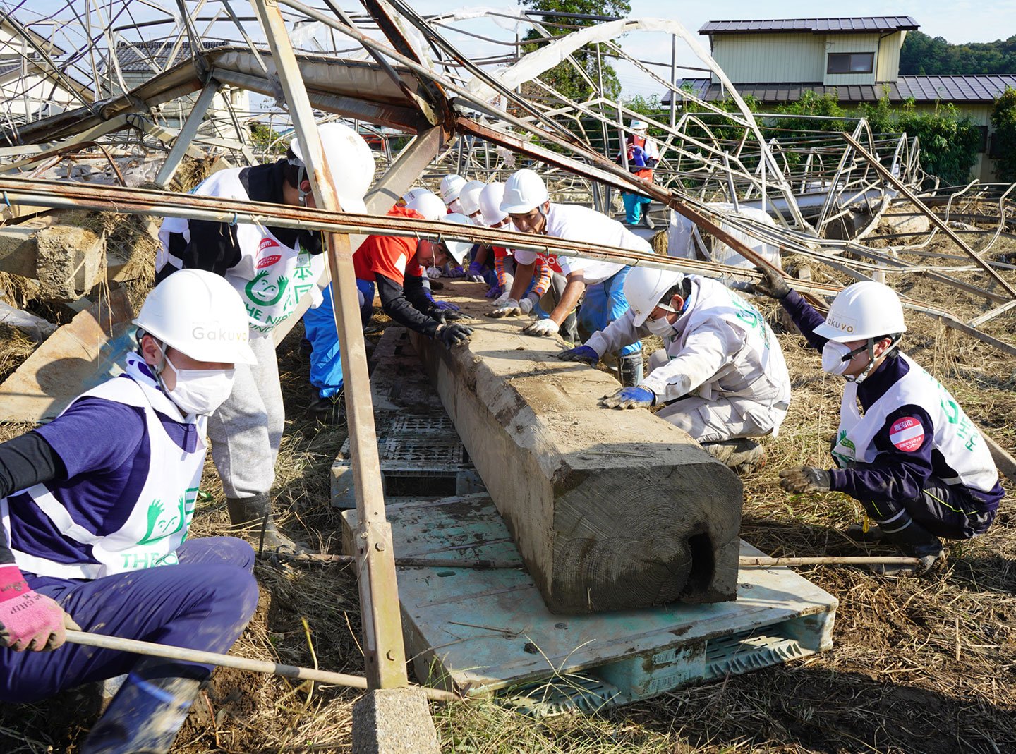 写真：被災地でのボランティア活動の様子