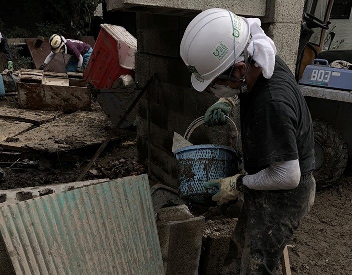 写真：瓦礫の除去作業をするボランティア