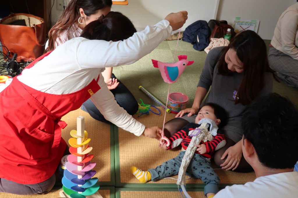 写真：おもちゃで遊ぶ子どもの様子