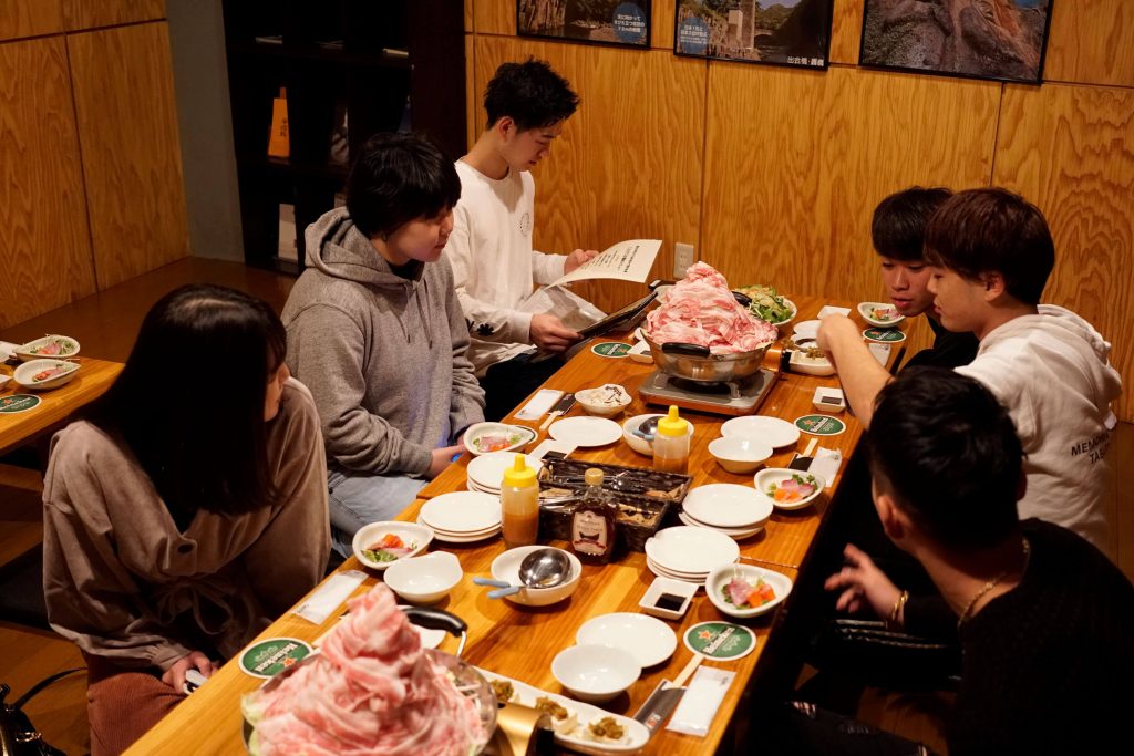 写真：夕食会の様子