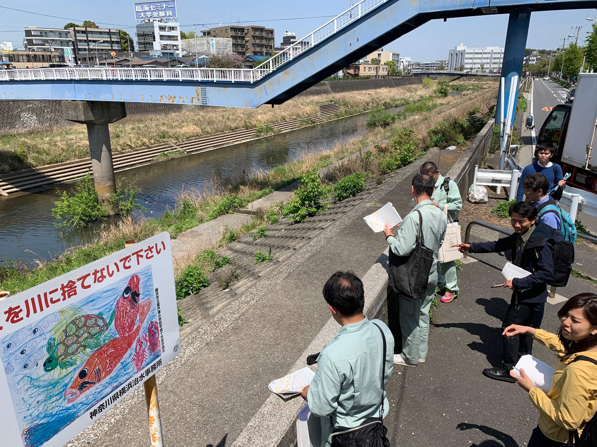 写真：調査に参加した多数のスタッフ