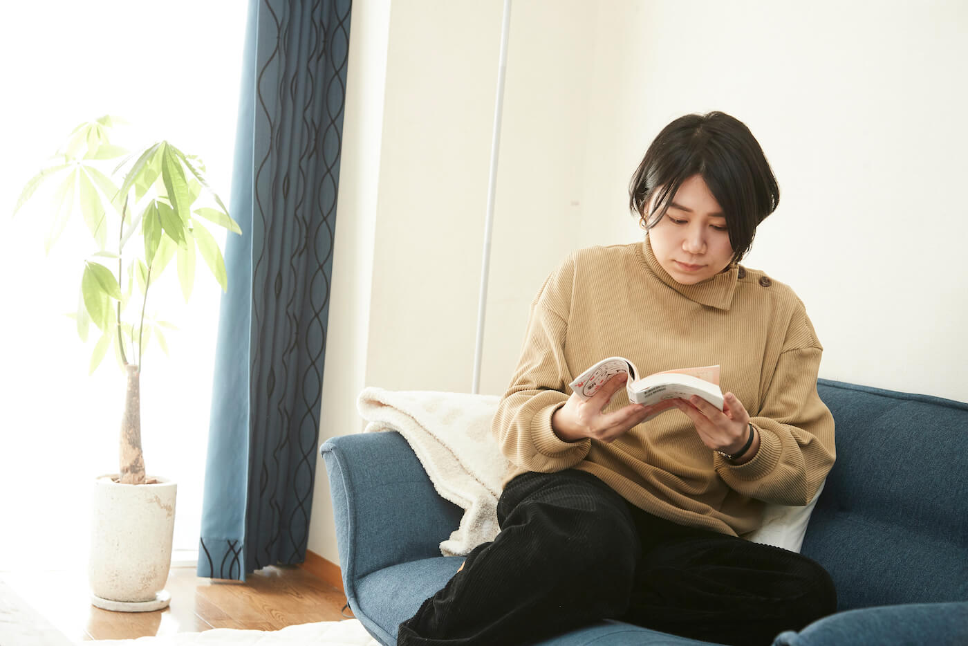 写真：里親に関する本を読む妻