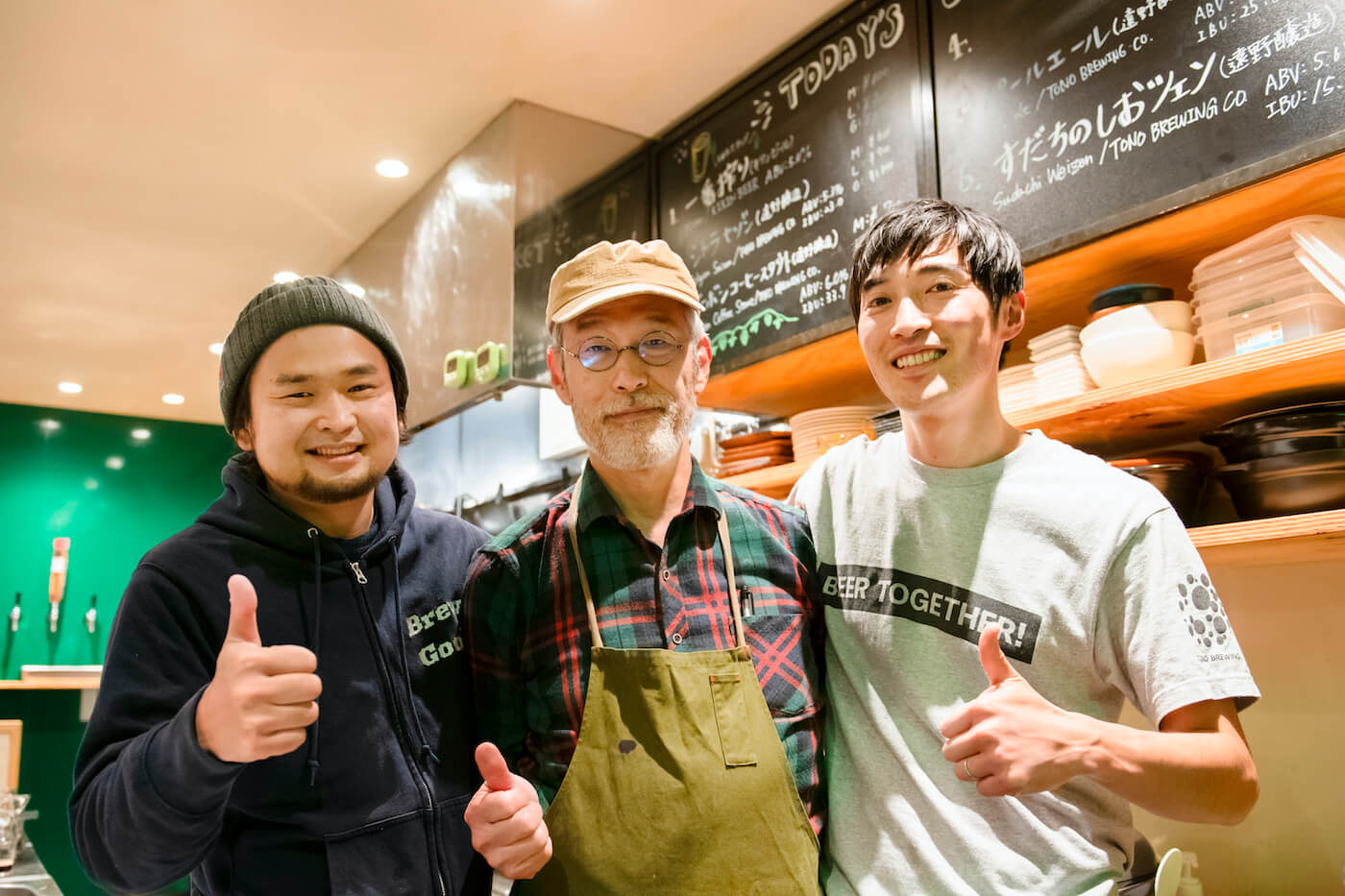 写真：「遠野醸造TAPROOM」を経営する移住者たち