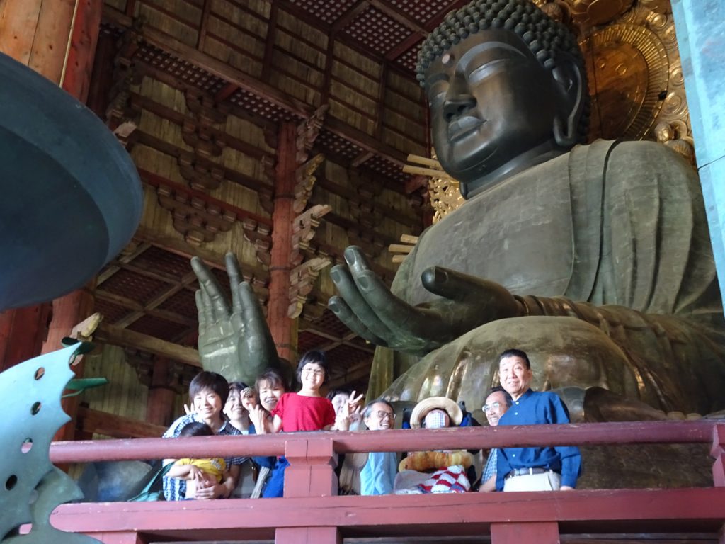 写真：奈良の大仏像の前で集合写真を撮る参加者の様子