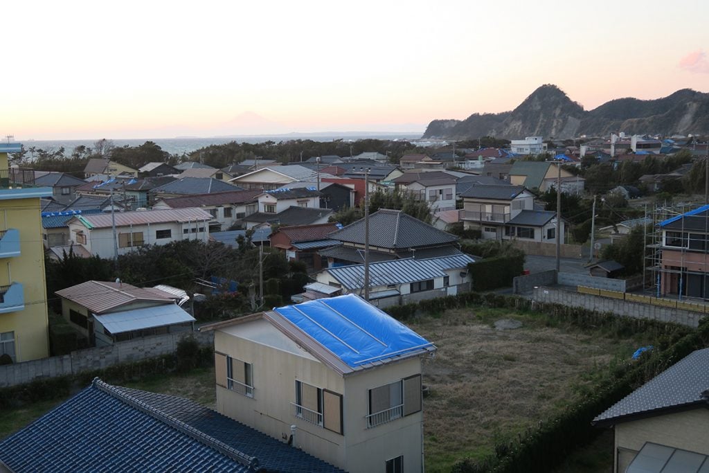 写真：ブルーシートが張られた家屋が立ち並ぶ様子 