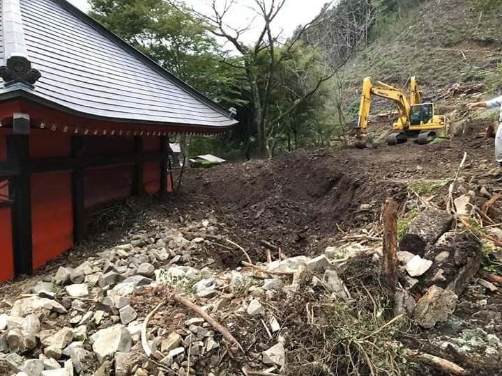 写真：鹿沼市内で裏山が崩れ、家屋に土砂が流れ込んでいる様子（機動パトロール隊提供）