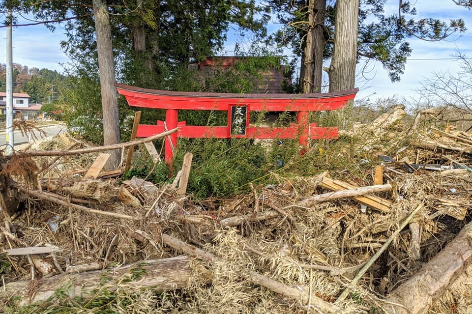 写真：被災した神社。赤い鳥居の3分の2以上の高さまで、流木や土砂が埋め尽くしていました、2019年11月（黄本富士子さん提供）