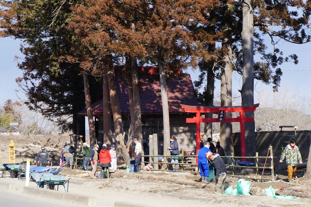 写真:がれきが撤去された中島天神社の全景。NPO法人スマイルシードのスタッフやボランティアら複数人が作業していました
