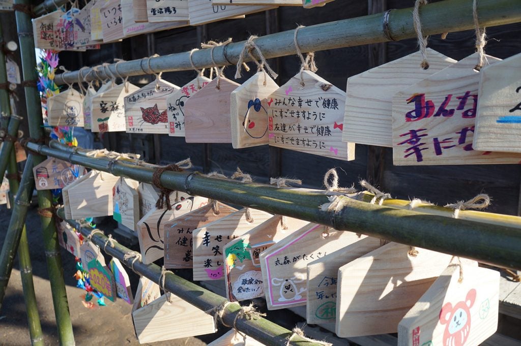 写真:神社に飾られた、地域の人が書いた絵馬。「みんな幸せで健康にすごせますように」などと書かれていました
