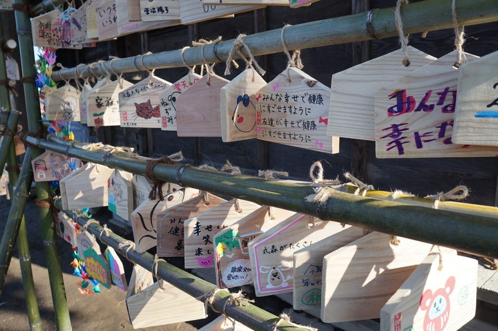 写真：神社に飾られた、地域の人が書いた絵馬。「みんな幸せで健康にすごせますように」などと書かれていました