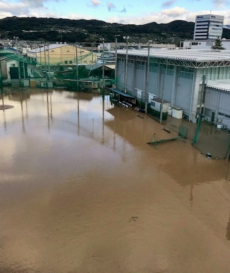 写真：被災直後にグラウンドが一面にわたって泥水に浸かった様子（2019年10月13日朝、学校提供）