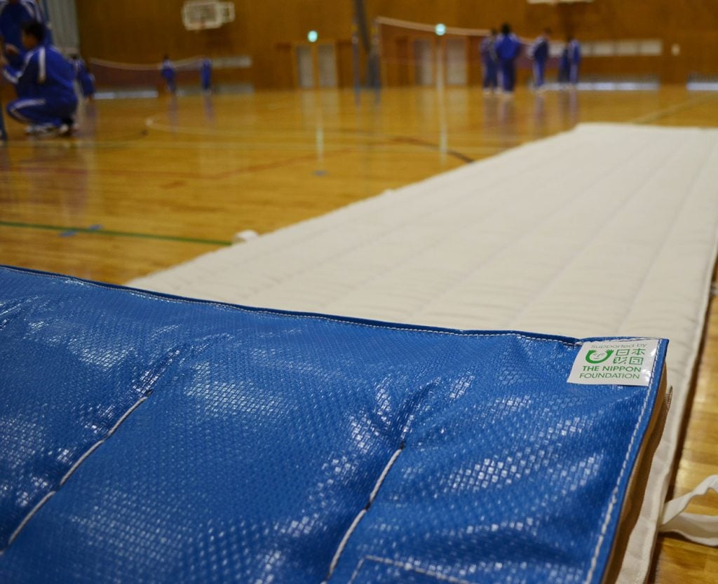 写真:被災後に新たに購入した青と白の体操用マット