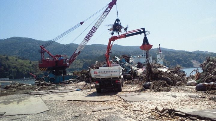 写真：東日本大震災で被災した港であった漁業支援の様子（2011年8月、石巻市、萬代さん提供）