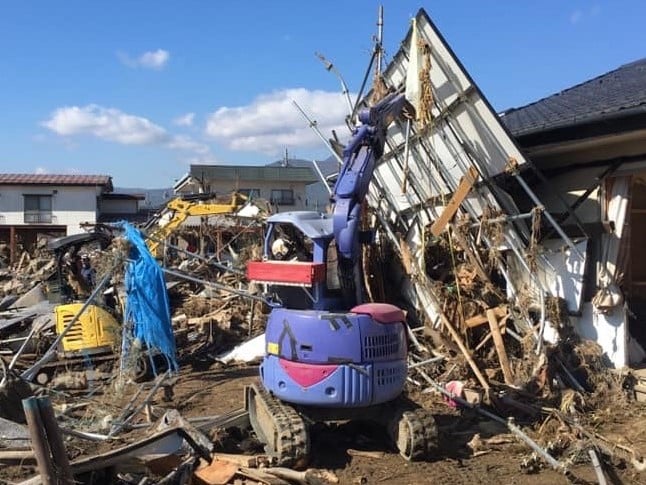 写真:重機による漂流物の撤去の様子(長野市)