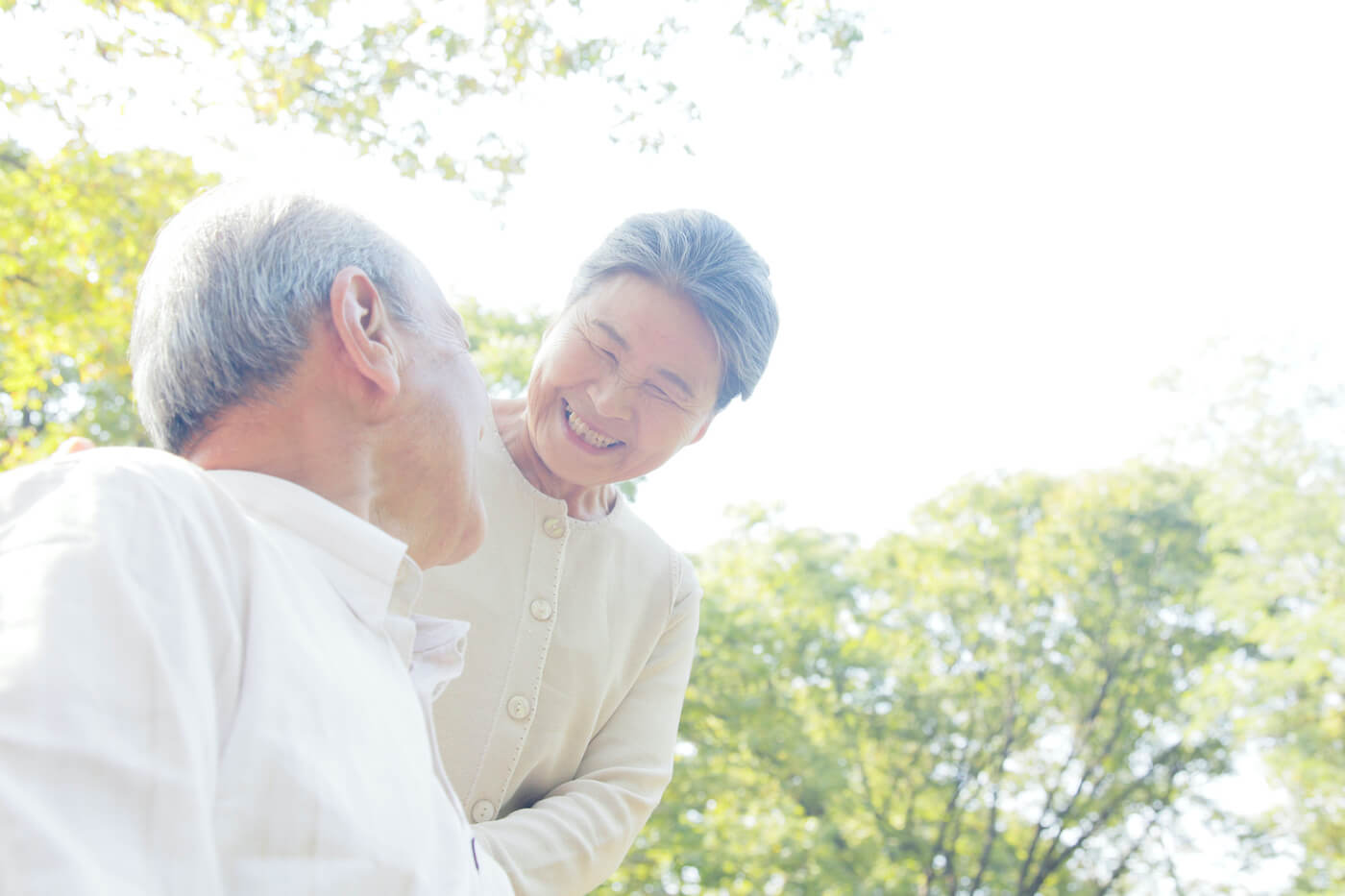 写真：笑顔で見つめ合う老夫婦