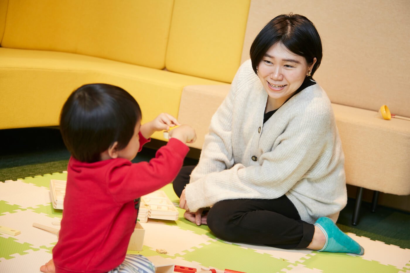 写真：子どもと遊ぶ里親認定前研修参加者