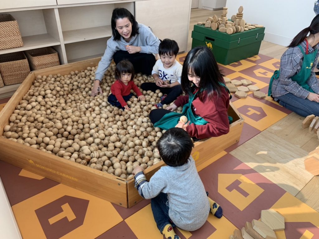 写真：遊具で遊ぶ子供たちの様子