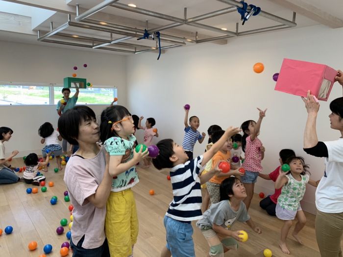 写真：イベントでボール入れをして遊んでいる子供たちの様子