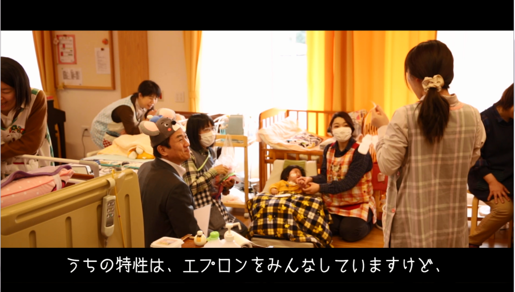 【日本財団 活動紹介動画】難病の子どもと家族を支えるプログラムのワンシーン。画面に「うちの特性は、エプロンをみんなしていますけど、」の文字