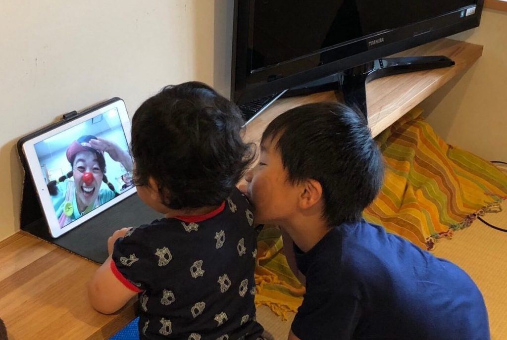 写真：ウェブカメラを通してクリニクラウンと交流する子どもたち