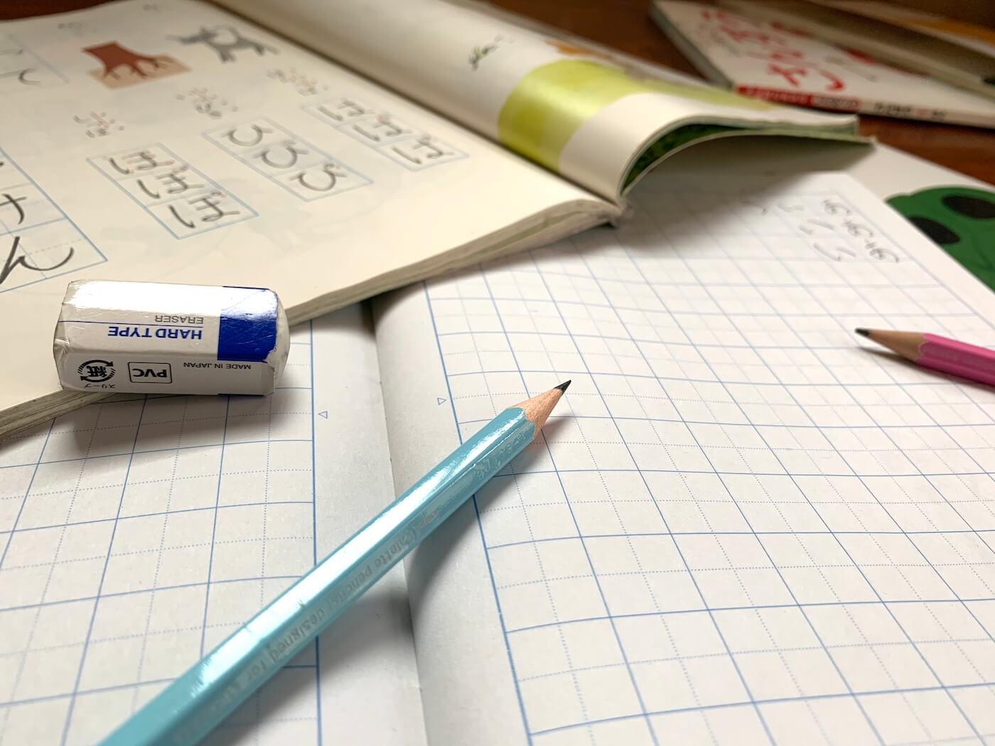写真：机の上に置かれたテキストやノート、鉛筆に消しゴム