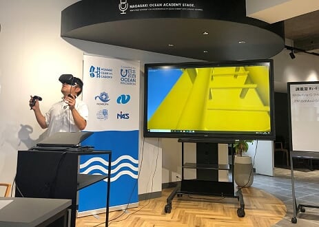 写真:VRシステムの実演をする様子