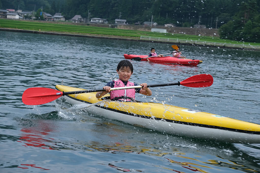 写真：カヌーに乗る子どもたちの様子。