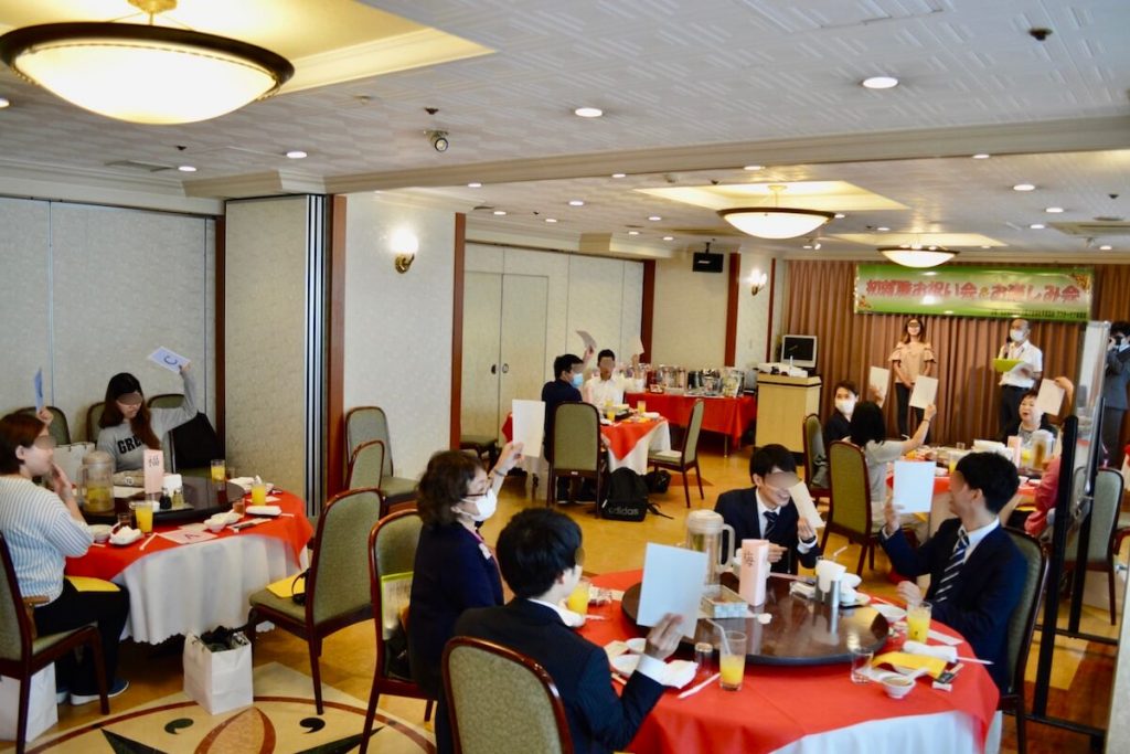 写真：施設出身の若者たちの就職を祝う食事会の様子