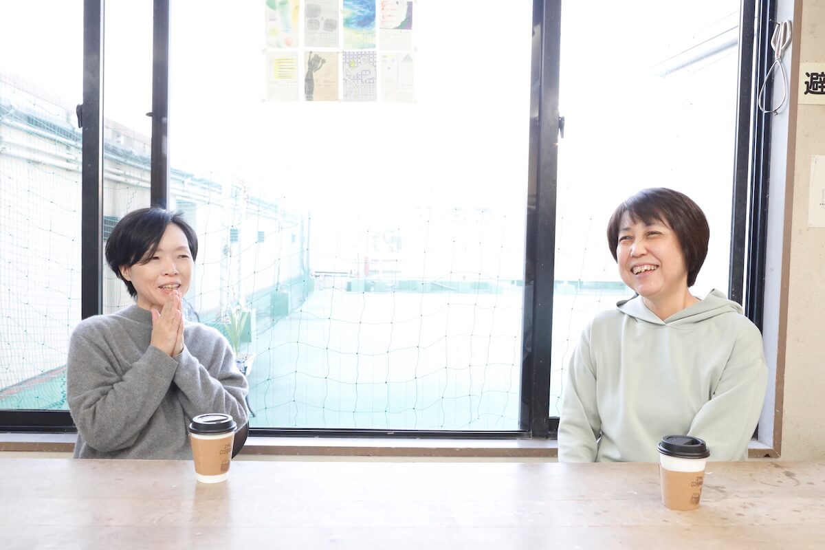 写真：笑顔で取材に答える加藤さん（写真左）と石井さん