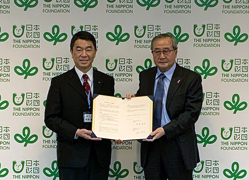 写真：宮城県の村井知事（左）と日本財団理事長の尾形（右）
