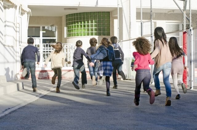 写真：施設の庭を元気よく走る子どもたち