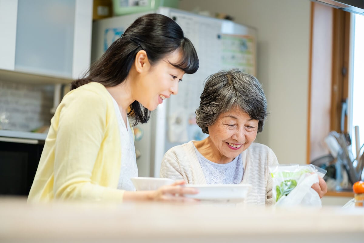 写真：台所で仲良く料理をする嫁姑