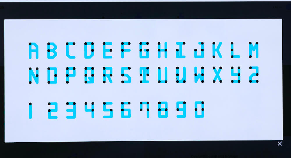 写真：ディスプレイに表示されたアルファベットと数字の点字