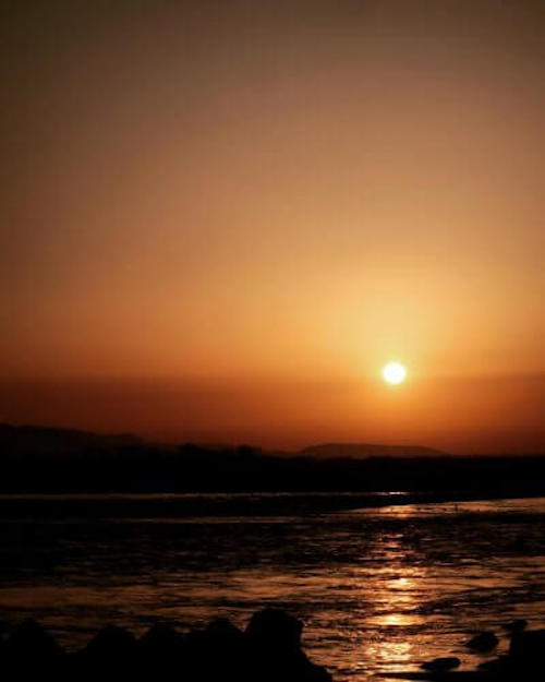 写真：夕日が沈む様子を捉えた端崎の様子