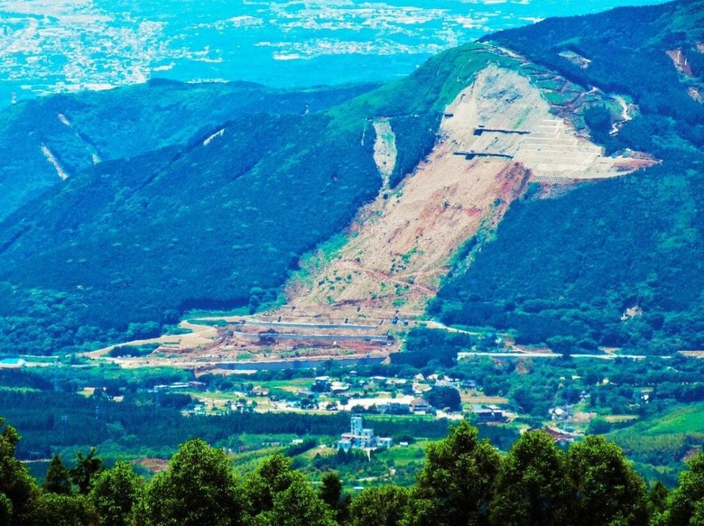 写真：土砂が崩れで山肌があらわになった山