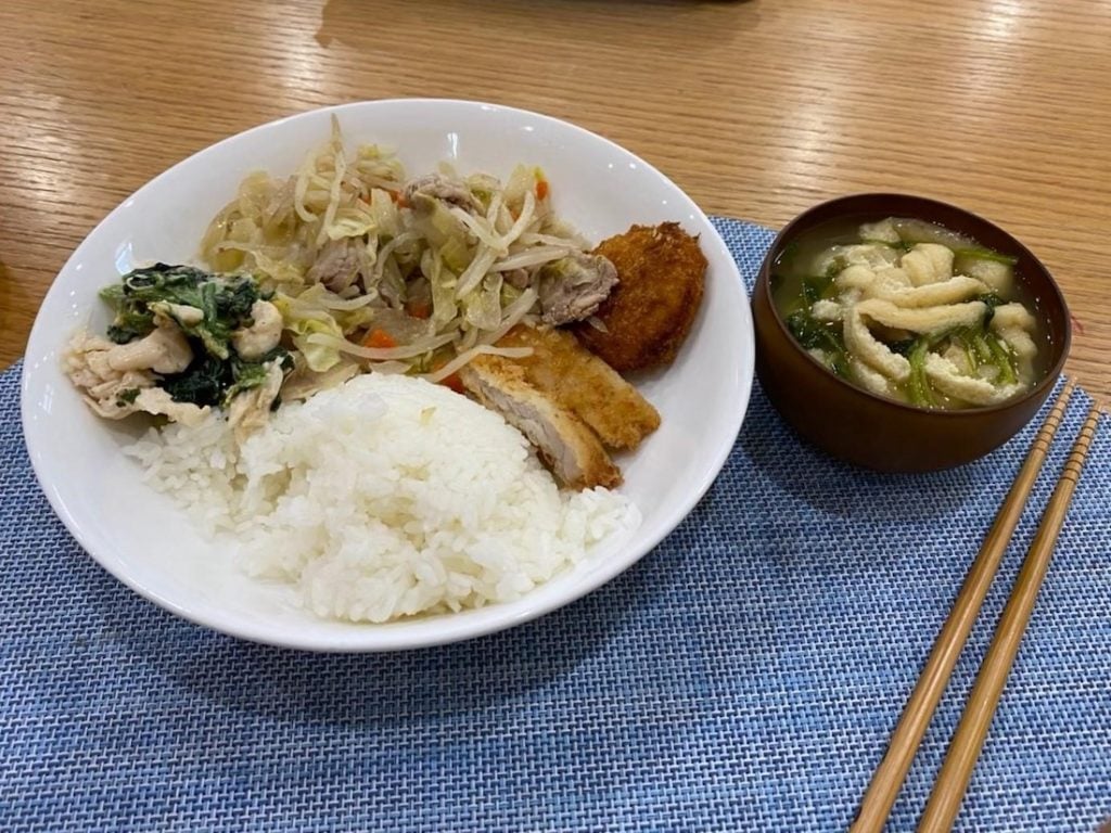 写真:テーブルに置かれた子どもたちの夕食