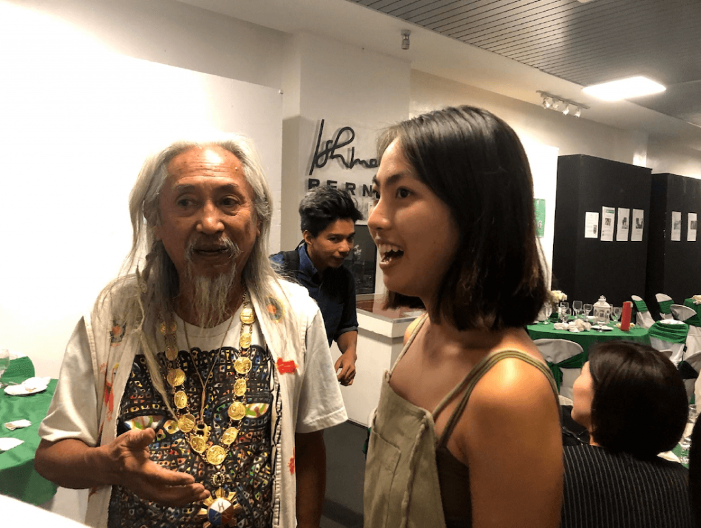 写真：会場でキドラット・タヒミック監督と話すアシュリーさん
