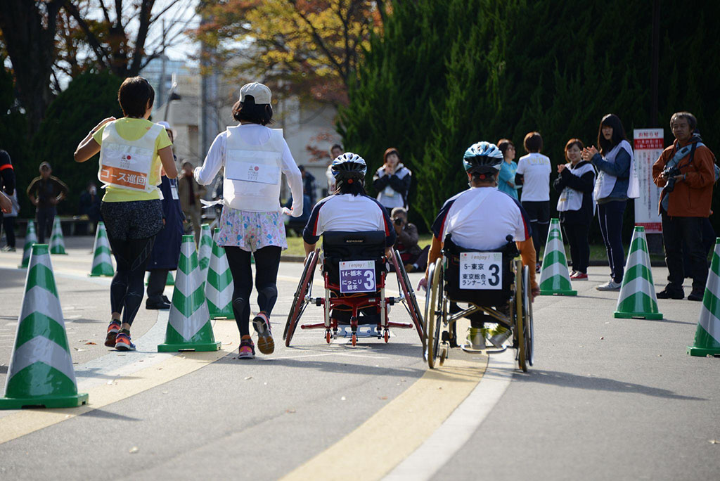 写真:車椅子でマラソンに参加している様子