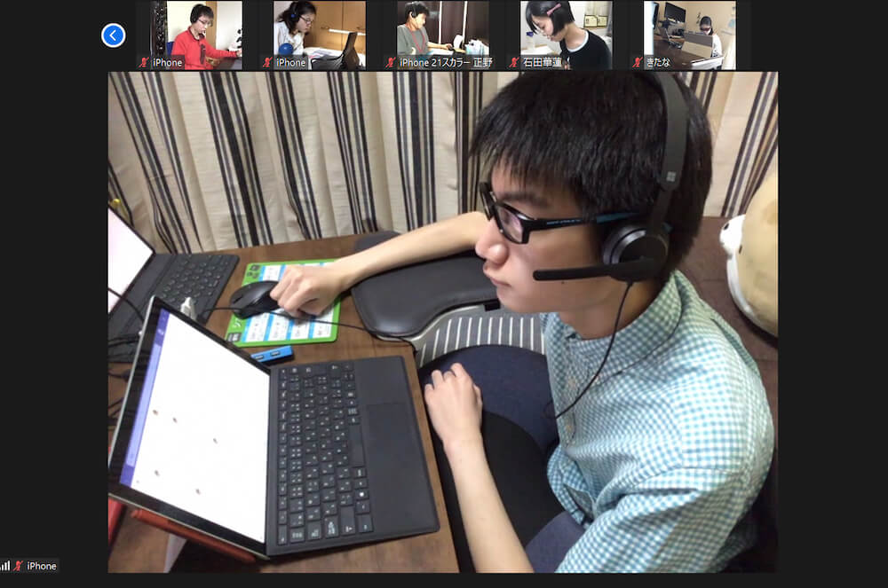 写真：パソコンを使ったオンラインを通して同期のスカラーたちとコミュニケーションを交わす森田さん