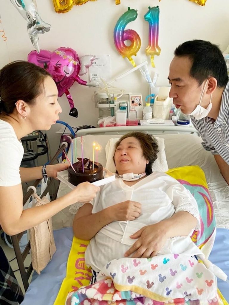 写真:寝たきりの重度障害者とその家族と一緒にお誕生日を祝うホームケア土屋のスタッフ
