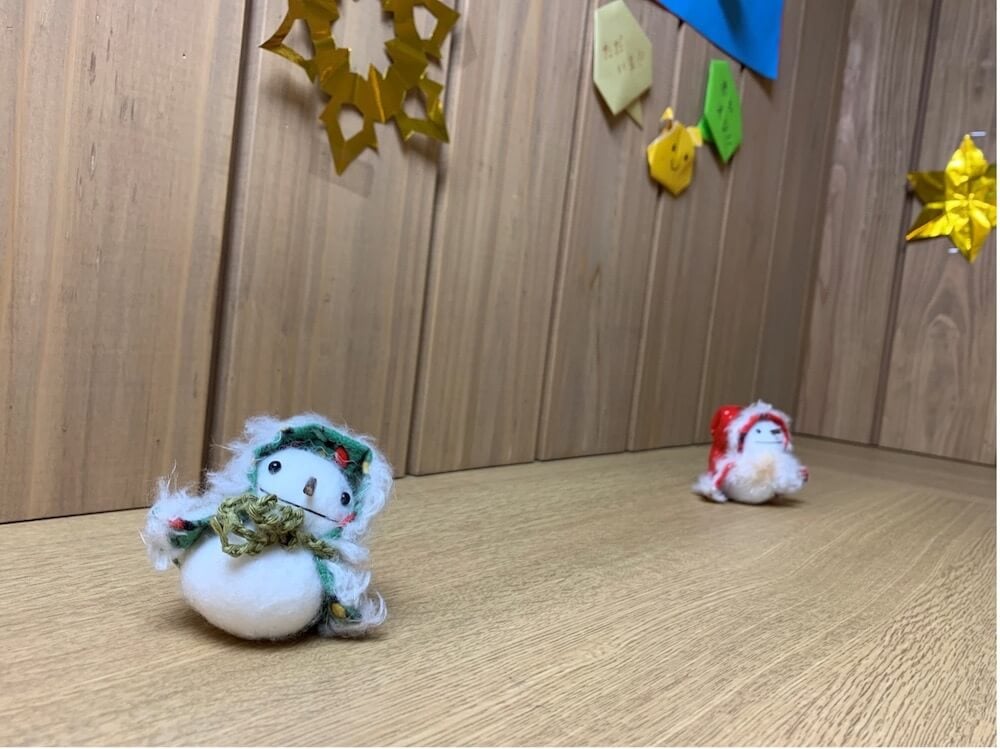 写真:C拠点の部屋に飾られた雪だるまのぬいぐるみ