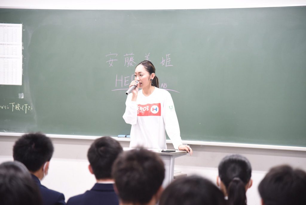 画像：生徒たちの前で話をする安藤美姫さん