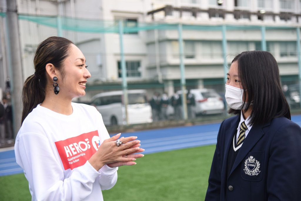 画像：生徒と会話をする安藤美姫さん