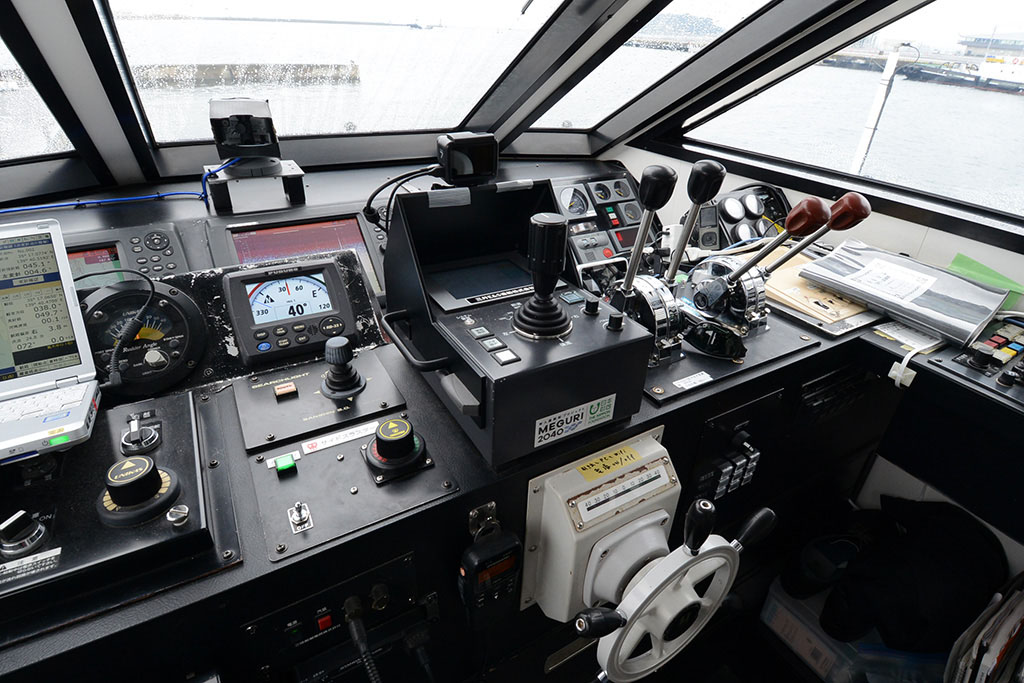 Picture of the automated throttle on the control deck
