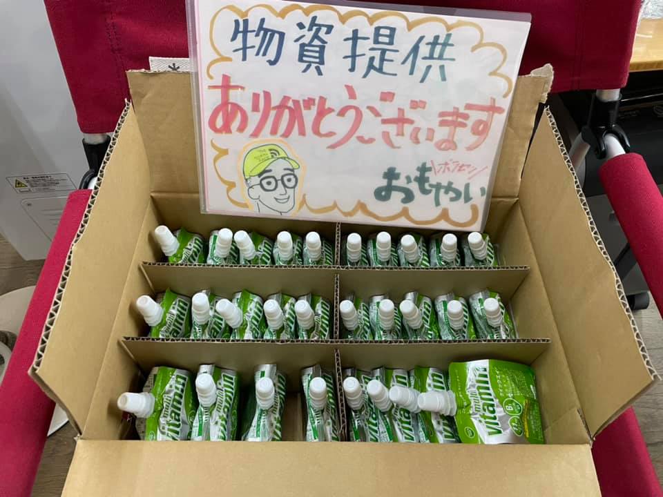 写真：おもやいで配布した物資。物資の上に「物資提供 ありがとうございます おもやい」の張り紙