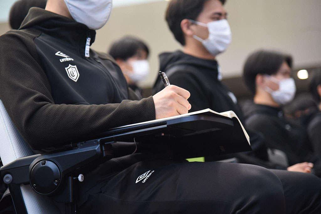 写真:メモをとりつつも真剣に話を聞く学生たち
