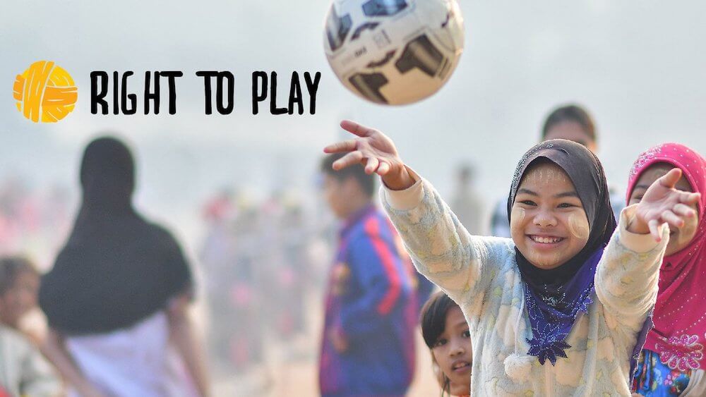 写真：ボールで遊ぶ子ども